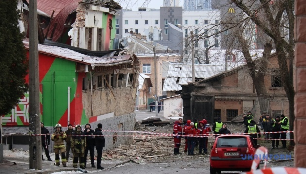 Посол Австрії біля зруйнованої будівлі у Солом’янському районі підтримав українців