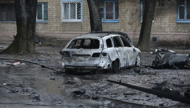Наслідки ранкового удару по Києву: пошкоджені будинки і спалені автівки