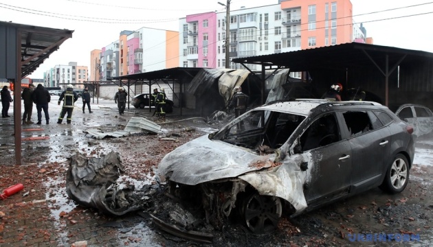 Los equipos de rescate eliminan las consecuencias del ataque con misiles rusos en la región de Kiev