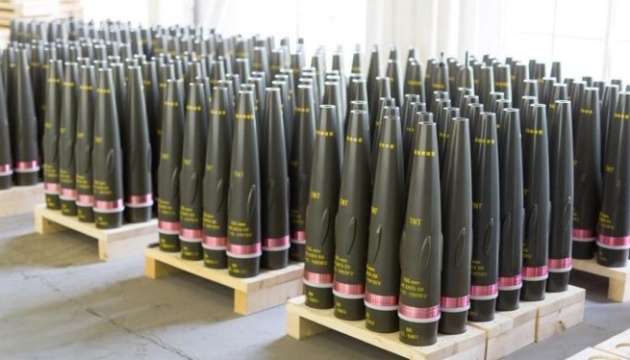 У НАТО підписали контракт на постачання понад 200 тисяч 155-мм артснарядів, частина з них - для України
