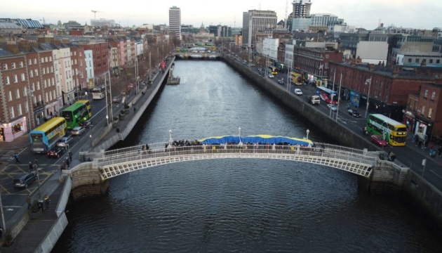 Активісти розгорнули прапор  України й утворили «ланцюг єдності» на найвідомішому мості Дубліна