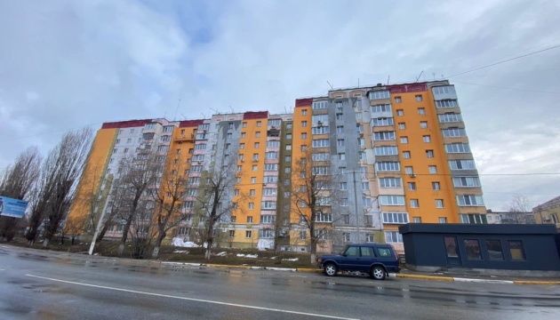 У Василькові на Київщині відновлюють багатоповерхівку, пошкоджену вибуховою хвилею