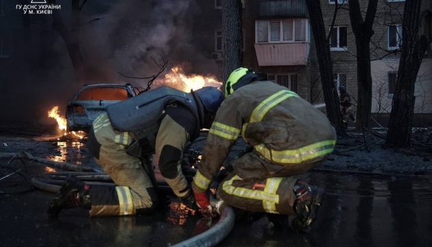 У Києві рятувальники завершили пошукові роботи після ракетної атаки РФ