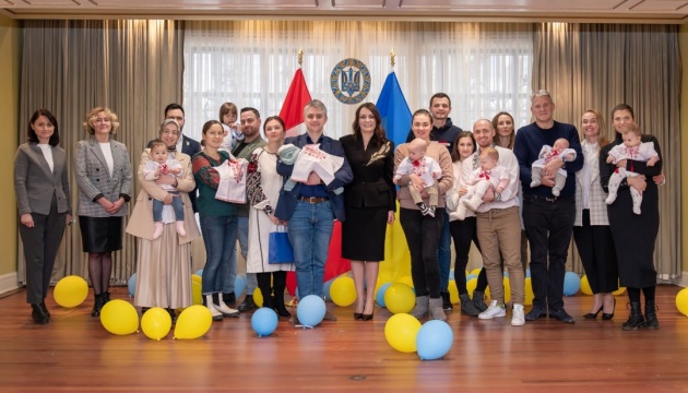 Новонародженим українцям у Канаді подарували вишиванки