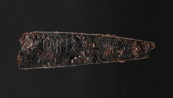 Археологи знайшли в Данії 2000-річний ніж зі стародавніми рунами