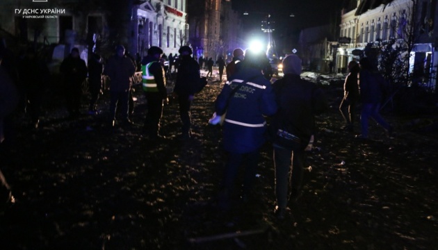 Ракетний удар по Харкову: рятувальники ліквідували наслідки вечірніх обстрілів