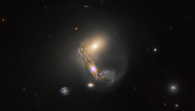 Hubble виявив яскраву групу галактик, що «об'єдналися» навколо чорної діри