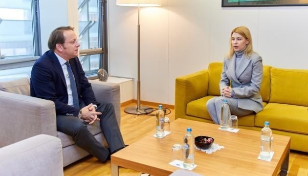 Підготовка переговорів: Стефанішина у Брюсселі зустрілася з єврокомісаром з питань розширення ЄС