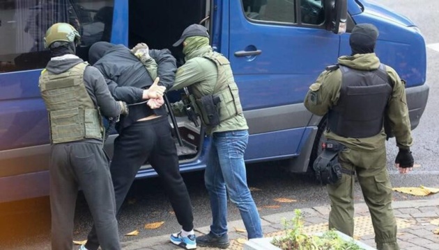 ЄС засудив хвилю поліцейських репресій у Білорусі перед лютневими «виборами»