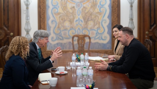 Єрмак обговорив з експослом США Тейлором безпекову ситуацію в Україні 