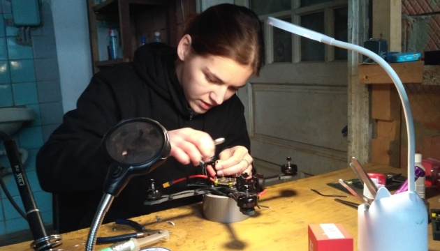 ウクライナ軍へと送る無人機を家で自作する女性