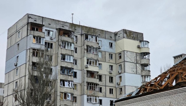Une femme blessée et plusieurs destructions causées à la suite d’un bombardement russe sur Kherson 