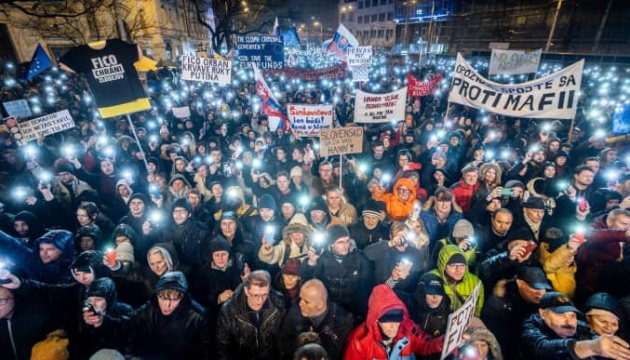 У Словаччині пройшли масштабні протести проти уряду Фіцо