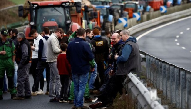 Французькі фермери заблокували автомагістралі навколо Парижа