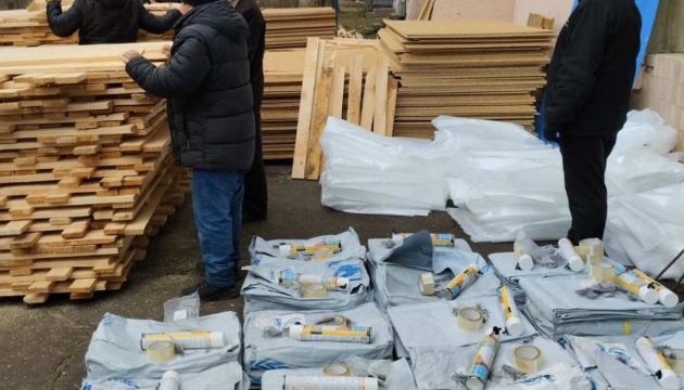 Ще 100 родин на Херсонщині отримали будівельні набори на відновлення осель