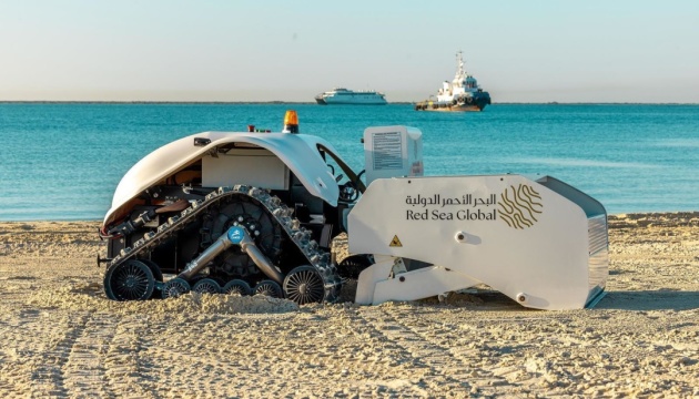 У Саудівській Аравії представили робота для прибирання пляжів
