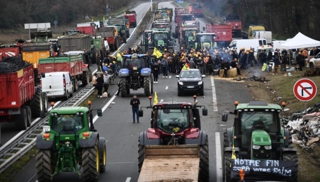 Після переговорів з урядом французькі фермери вирішили продовжити протести