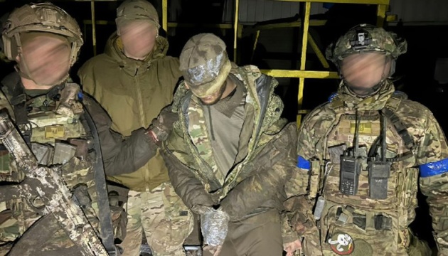 Ukrainian guardsmen capture Russian soldier in Zaporizhzhia sector