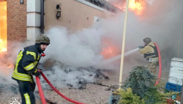 Армія РФ обстріляла селище на Херсонщині - снаряд влучив у будинок