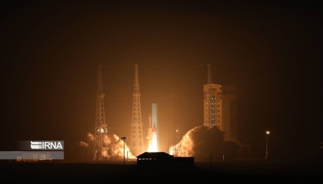 Іран заявив про одночасний успішний запуск у космос трьох супутників