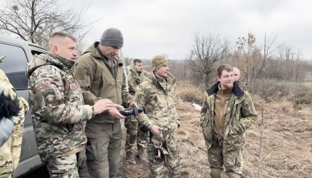 Кличко передав двом підрозділам на сході України 200 FPV-дронів