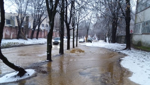 У Києві ліквідували пошкодження водопроводу на вулиці Олекси Тихого