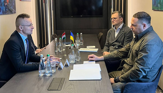 Ukrainian officials hold talks with Hungarian FM in Uzhhorod