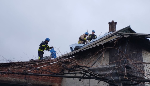 У Новогродівці рятувальники за вихідні відновили покрівлі на шести обстріляних будинках