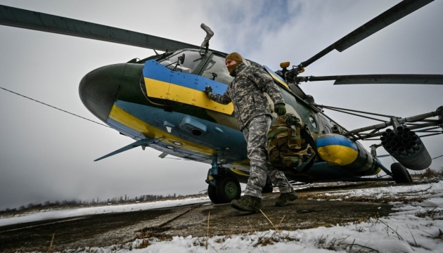 «Літаємо низько і швидко»: як працюють військові вертолітники