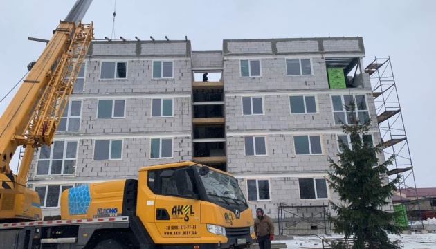 У Гостомелі відновлюють будинок, зруйнований навесні 2022 року