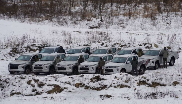 Розвідники Міноборони отримали 10 повнопривідних пікапів