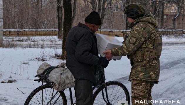 Поліцейські й волонтери роздали жителям Красногорівки майже тонну продуктових наборів