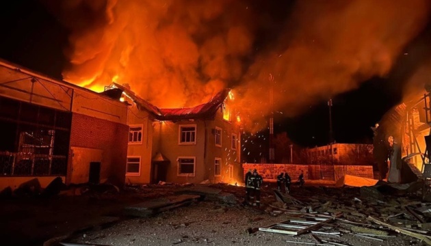 На Київщині через падіння уламків дронів спалахнула пожежа на підприємстві
