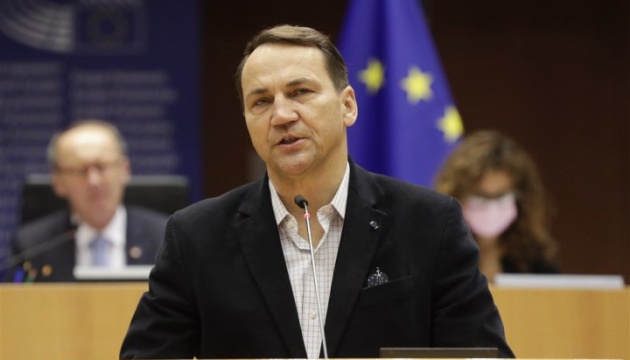 Sikorski comments on possible limitation of welfare benefits for conscript-age Ukrainian men in Poland