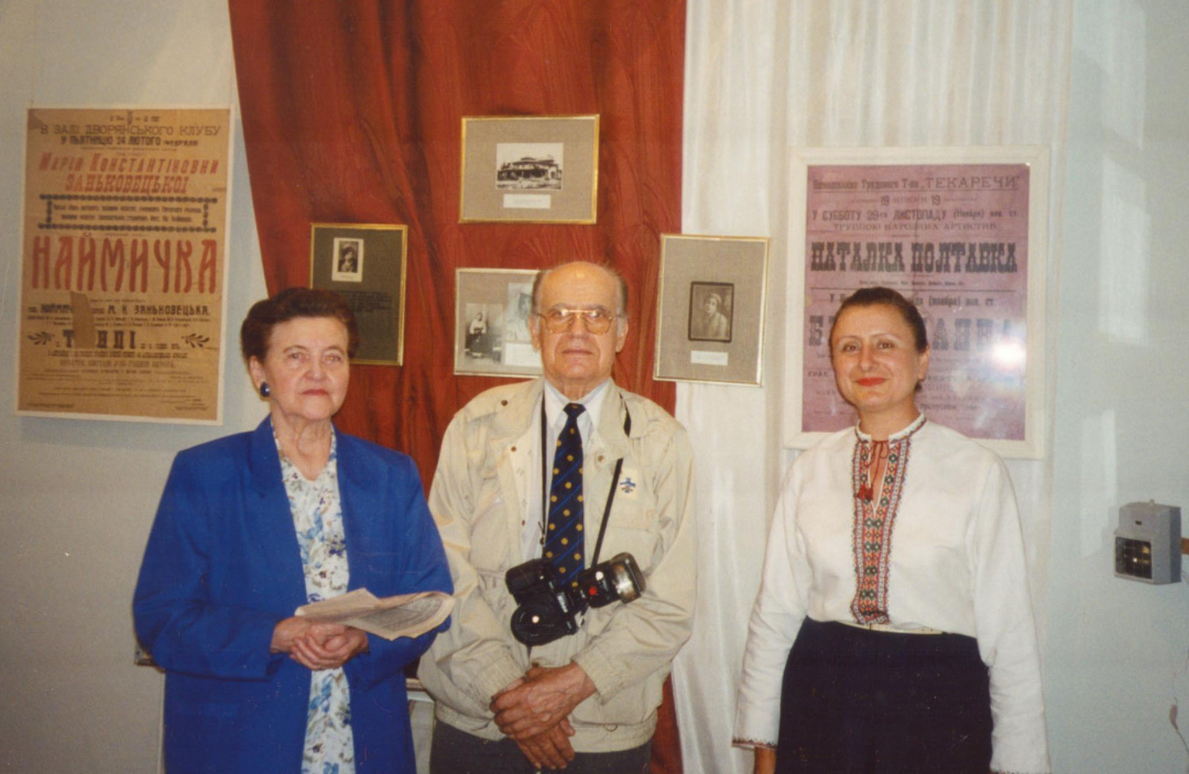 Надія Онищенко (праворуч) з активістами українського руху в Канаді Валентиною Доброліж та Михайлом Гояном у Ніжинському краєзнавчому музеї
