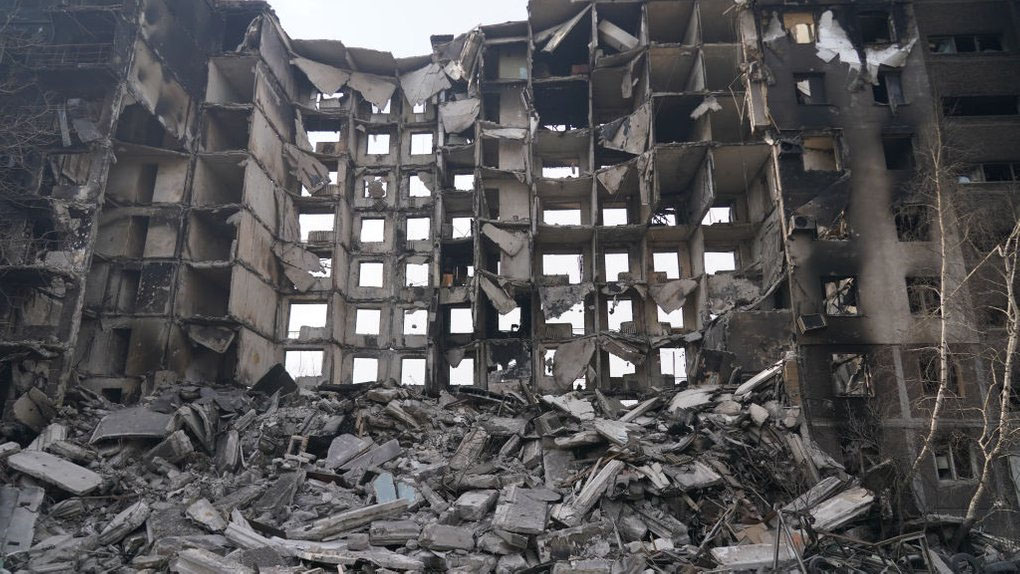 Зруйнована будівля в Маріуполі, 26 березня 2022 р. Фото: Getty Images