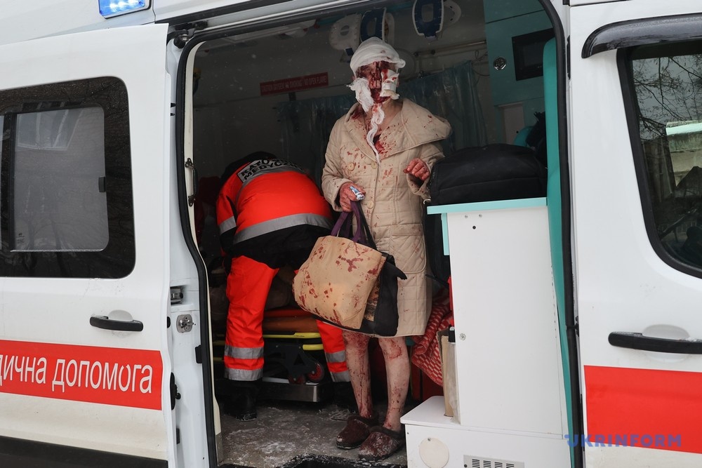 Foto: Wjatscheslaw Madijewskyj  Eine blutige Frau, die bei einem Raketenangriff russischer Truppen auf Charkiw verletzt wurde, im Krankenwagen, den 23. Januar 2024.