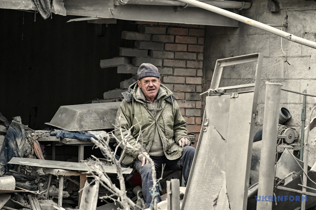 Foto: Dmytro Smoljenko  Ein Mann wurde bei einem russischen Raketenangriff auf Saporischschja am 29. Dezember 2023 verletzt.