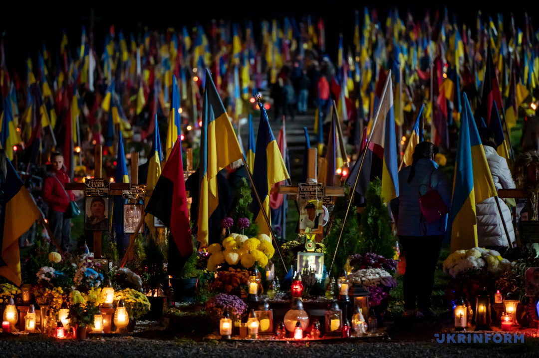 Foto: Anastasia Smoljenko  Brennende Kerzlämpchen an den Gräbern der Verteidiger der Ukraine, die am Allerheiligentag in Lwiw auf dem Marsfeld begraben wurden, den 1. November 2023.