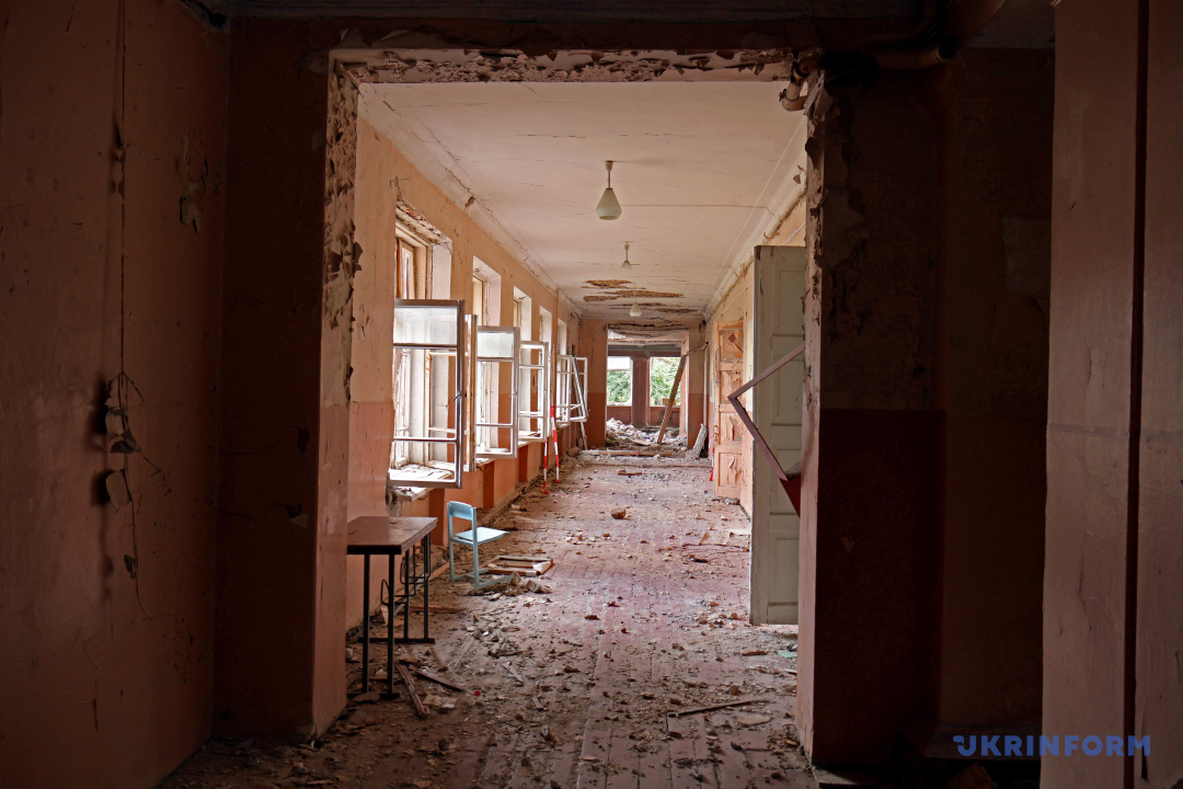 Korytarz w Gimnazjum nr 2 w Kurachowie uszkodzony w wyniku rosyjskiego ostrzału rakietowego, Kurachów, obwód doniecki, 12 sierpnia 2023 r.
