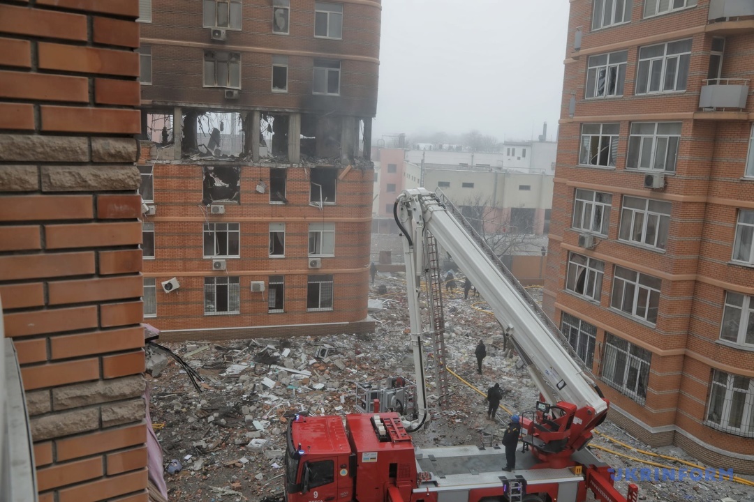 Wóz strażacki na miejscu likwidacji skutków ataku rakietowego wojsk rosyjskich na osiedle mieszkaniowe, Odessa, 29 grudnia 2023 r.