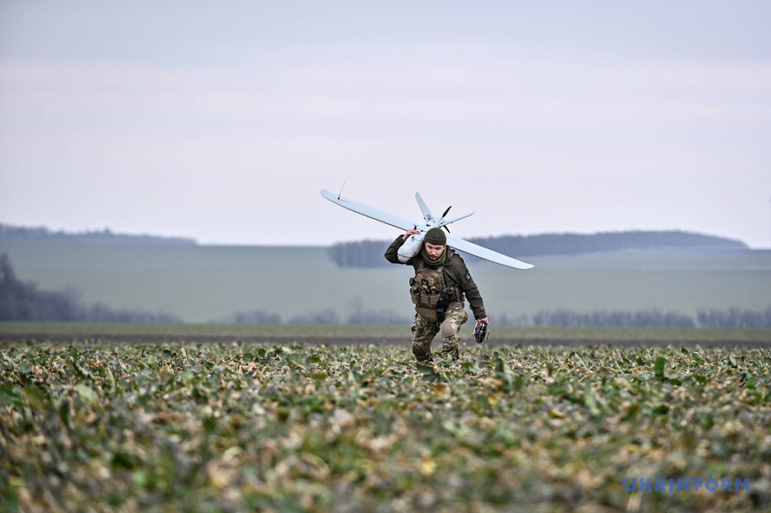 Żołnierz plutonu rozpoznania powietrznego 108. samodzielnej brygady Sił Obrony Terytorialnej Sił Zbrojnych Ukrainy, która chroni Ukrainę przed rosyjskim agresorem w obwodzie zaporoskim oraz BSP Leleka-100, 15 lutego 2024 r.