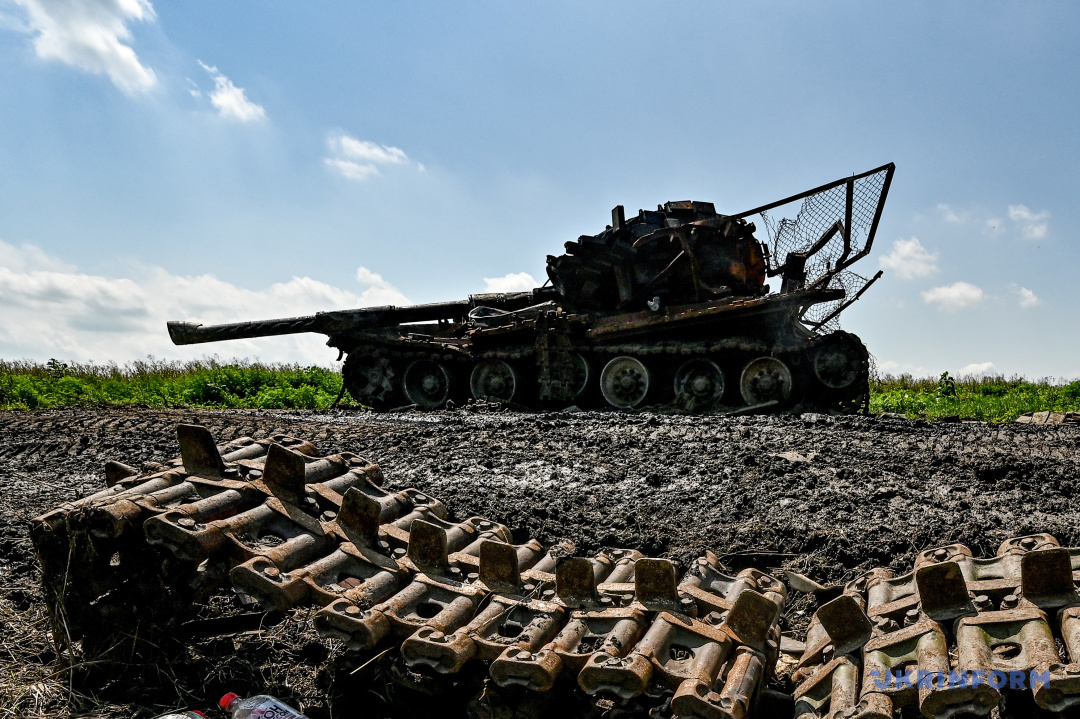 Foto: Dmytro Smoljenko  Zerstörte russische Militärausrüstung in einem Dorf an der Grenze der Regionen Saporischschja und Donezk, das seit mehr als einem Jahr besetzt war, Dorf Nowodariwka, den 21. Juli 2023.