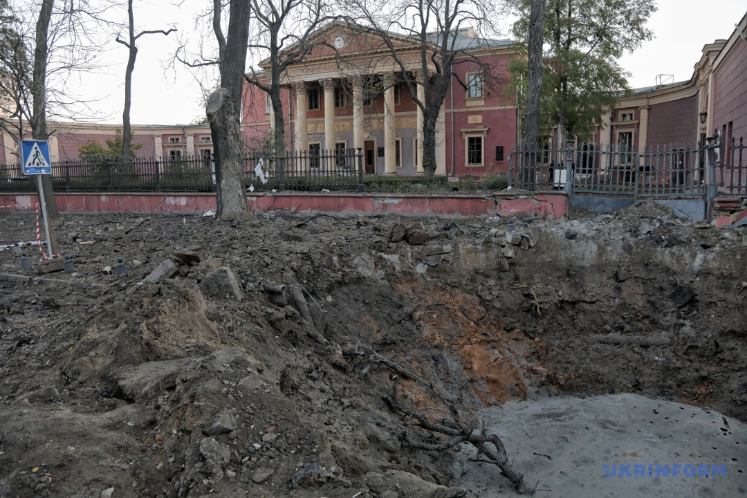 Krater powstały w wyniku rosyjskiego ataku rakietowego w pobliżu Narodowego Muzeum Sztuki w Odessie, Odessa, 6 listopada 2023 r.