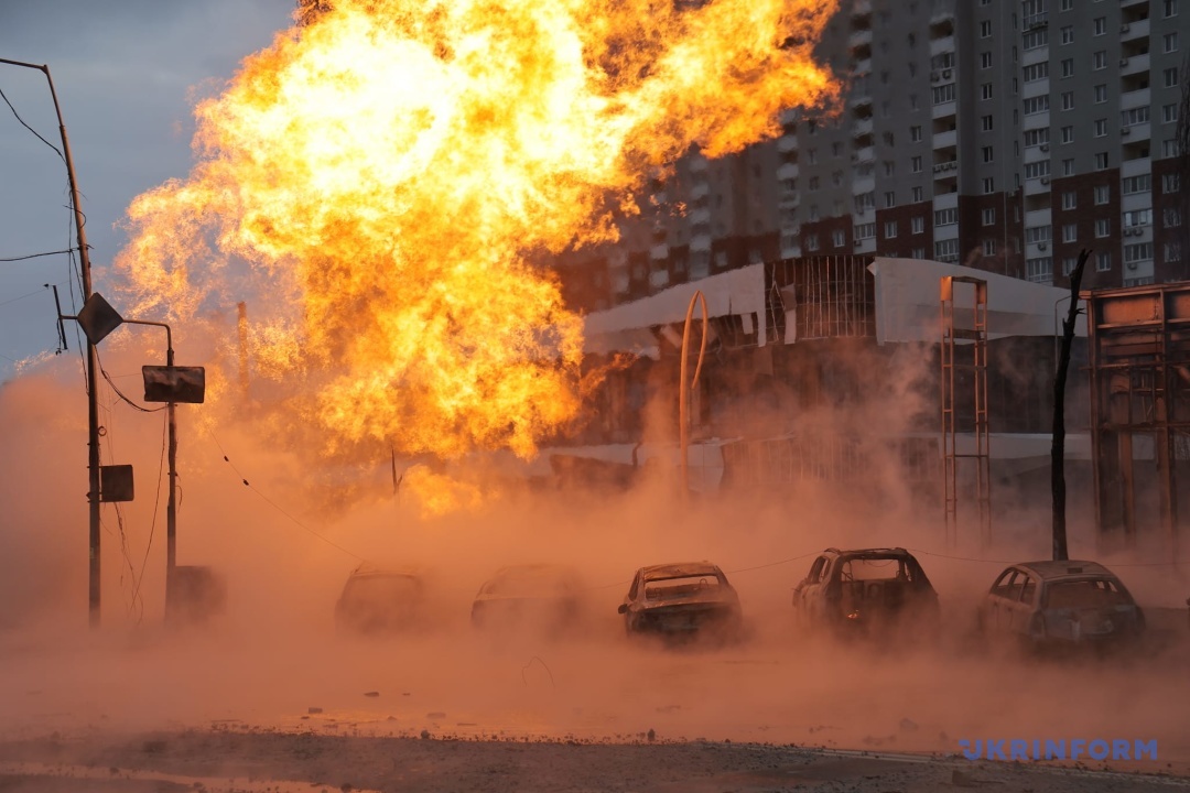 Pożar gazociągu w dzielnicy podolskiej spowodowany upadkiem fragmentów rakiety, którymi wojska rosyjskie uderzyły w stolicę. Kijów, 2 stycznia 2024 r.