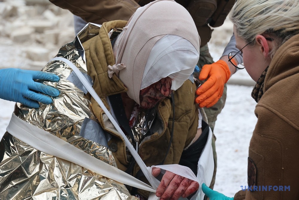 Foto: Wjatscheslaw Madijewskyj  Erste Hilfe für den Verletzten nach dem Raketenangriff russischer Truppen auf Charkiw, den 23. Januar 2024.