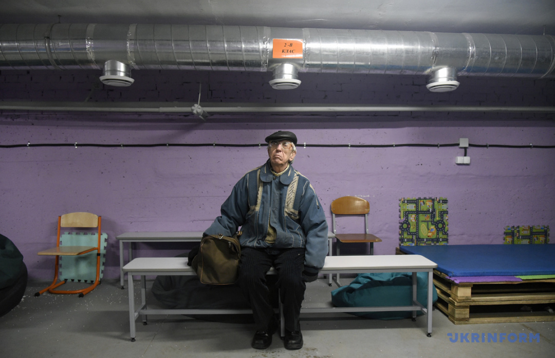 Foto: Ruslan Kanjuka  Ein älterer Mann wartet in einem eingerichteten Bunker den Luftangriff ab, Kyjiw, den 23. Januar 2024.