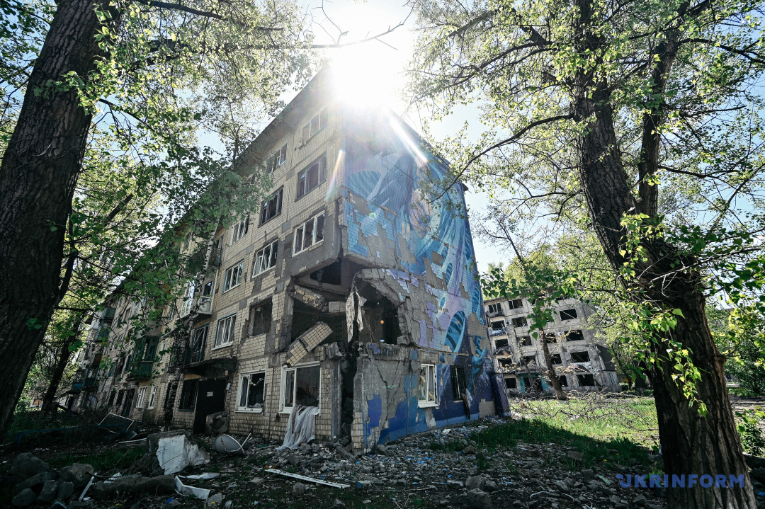 Foto: Dmytro Smoljenko  Ein durch russischen Beschuss zerstörtes Wohngebäude in der Frontstadt Awdijiwka, Gebiet Donezk, den 5. Mai 2023.
