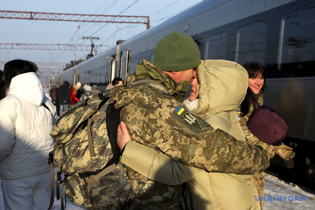 Foto: Julia Owsjannikowa  Ein Militärangehöriger umarmt eine Frau auf dem Bahnsteig des Bahnhofs Kramatorsk, Region Donezk, den 13. Januar 2024