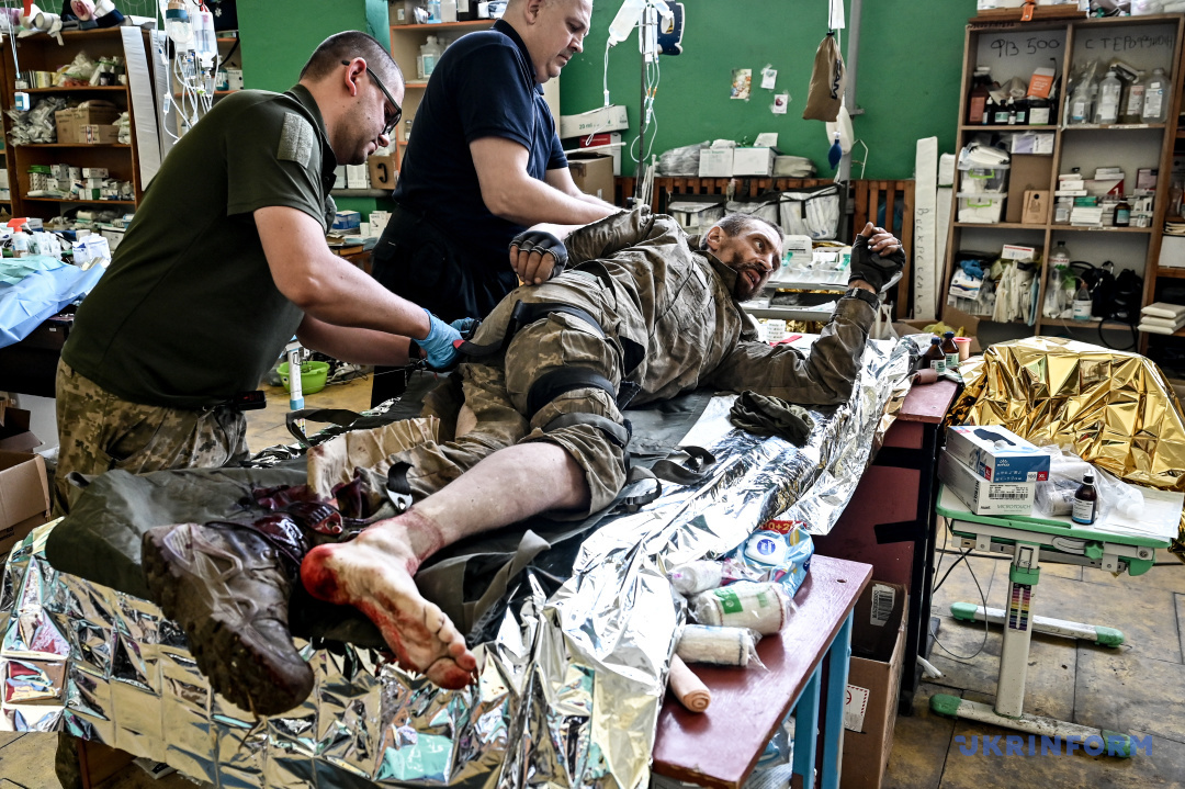 ザポリッジャ方面で戦う旅団の医療サービスポイントで応急処置を受ける負傷兵　２０２３年７月２７日、ザポリッジャ州　写真：ドミトロー・スモリイェンコ